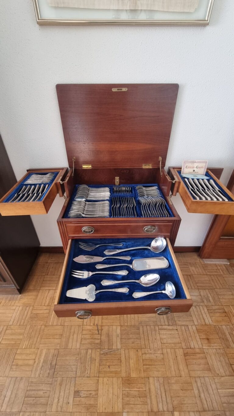 Cuberteria con mueble